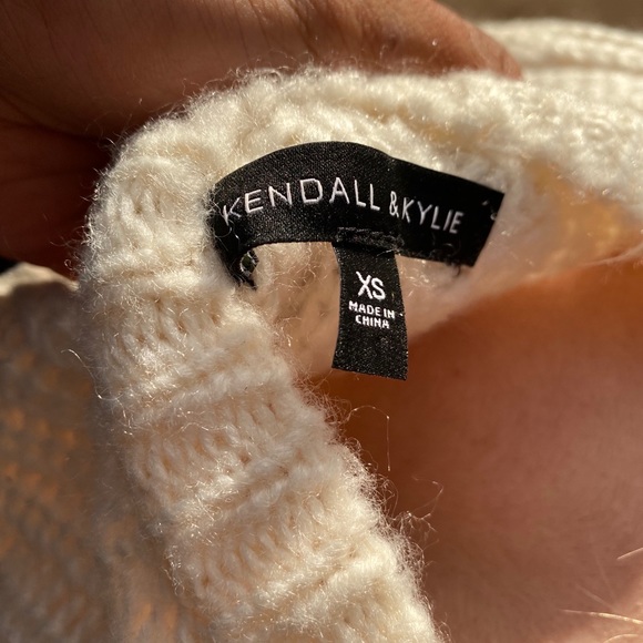 Kendal & Kylie Cropped Knitted Sweater - Picture 4 of 4